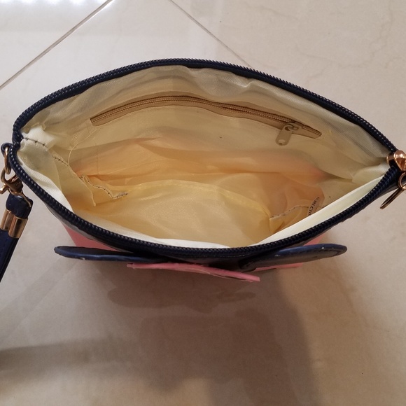 Minnie mouse wristlet - Picture 3 of 3